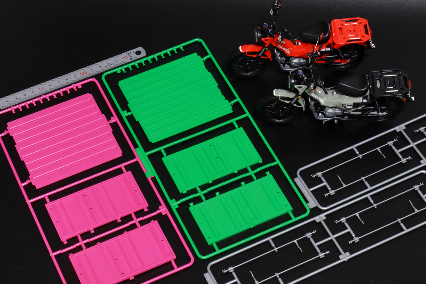 Fujimi 20ft Shipping Container(Green/Pink)